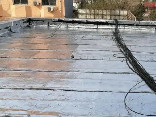 厦门市卫生间漏水维修公司分享下厦门市屋面楼顶防水刚性防水层施工要点。